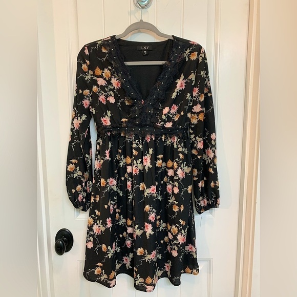 L.N.V Dresses & Skirts - L.N.V Floral Dress XS Juniors